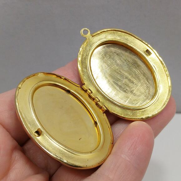 Vintage Lucite Cameo Locket Pendant, Hold Two Photos, 1960s Jewelry - Picture 6 of 10